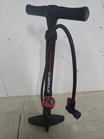 Pompa da officina BTWIN 500 con manometro per bici