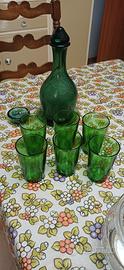 servizio liquore con bottiglia verde e bicchieri  