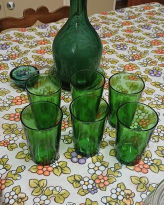 servizio liquore con bottiglia verde e bicchieri  