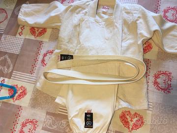 Kimono per bambino pari al nuovo