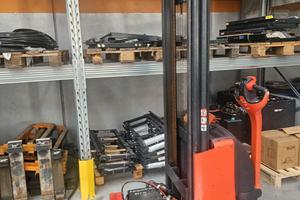 Stoccatore Elettrico uomo a terra marca Linde mode