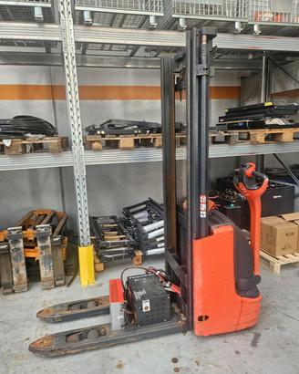 Stoccatore Elettrico uomo a terra marca Linde mode