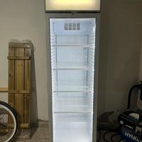 Frigorifero a vetrina per bevande.