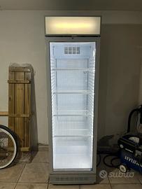 Frigorifero a vetrina per bevande.