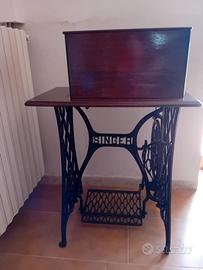macchina da cucire anni 1900 marca singer .
