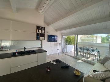 Appartamento arredato su 2 piani vicino al mare