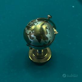 Accendino da tavolo vintage a forma di mappamondo