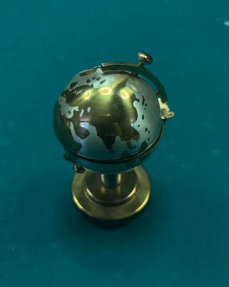 Accendino da tavolo vintage a forma di mappamondo