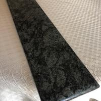 Soglia in marmo colore verde bottiglia.