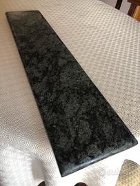 Soglia in marmo colore verde bottiglia.