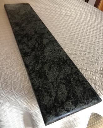 Soglia in marmo colore verde bottiglia.