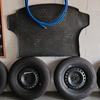 Cerchi e gomme 215/70 R 16 protezione bagagliaio