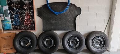 Cerchi e gomme 215/70 R 16 protezione bagagliaio