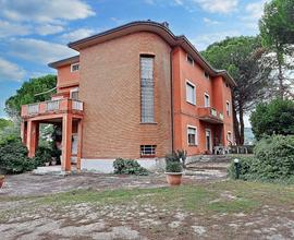 Casa bifamiliare con giardino di pertinenza