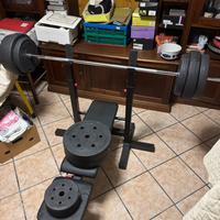 Panca con bilanciere e pesi