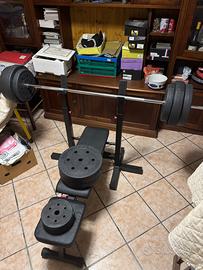 Panca con bilanciere e pesi