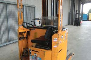 Carrello elevatore retrattile