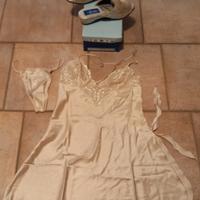 Vestaglina di seta, pizzo con perizoma e ciabatte 