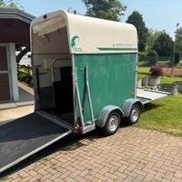 Trailer per trasporto cavalli e carrozza