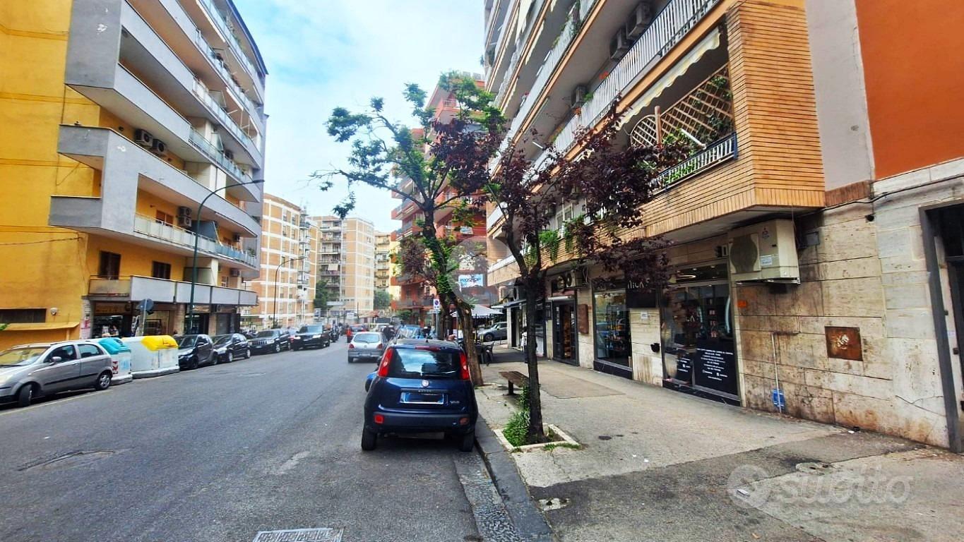 NEGOZIO A NAPOLI - Vista 3