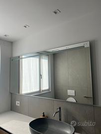 Specchio da muro con illuminazione