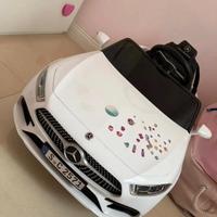 Macchina Mercedes bimba bianca