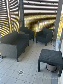 Set divanetto + poltrone + tavolinettp