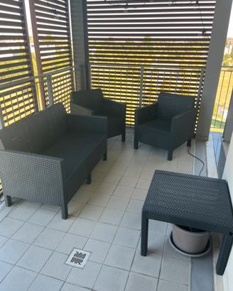 Set divanetto + poltrone + tavolinettp