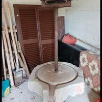 antico torchio in pietra con imbotto