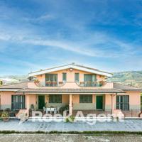 ELEGANTE VILLA UNIFAMILIARE CON 1ETTARO DI TERRENO