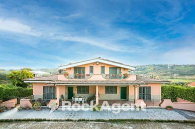 ELEGANTE VILLA UNIFAMILIARE CON 1ETTARO DI TERRENO