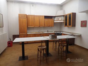 cucina, libreria e divano a zero euro.