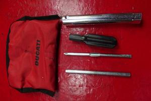 KIT ATTREZZI DUCATI MONSTER 695