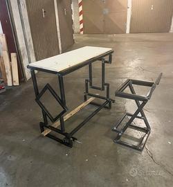 Piccolo tavolo alto con sgabello