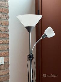 Lampada da terra con faretto orientabile