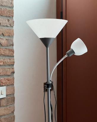 Lampada da terra con faretto orientabile