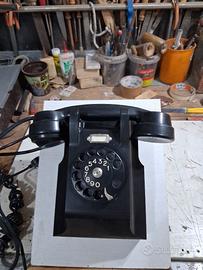 Telefono nero antico.