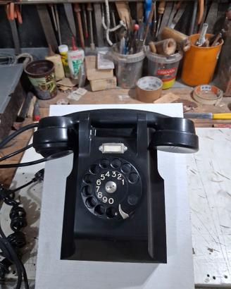 Telefono nero antico.