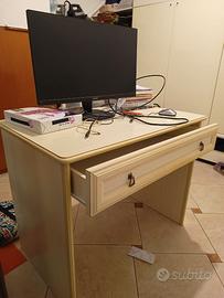 Scrittoio con cassetto e Letto singolo con rete