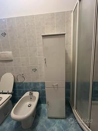 Mobile colonna bagno bianco con cassetto e ripiani