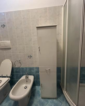 Mobile colonna bagno bianco con cassetto e ripiani