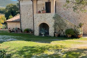 Umbria, casale in pietra