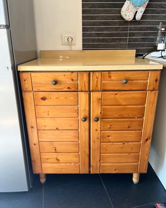 Mobile basso da cucina in legno con piano