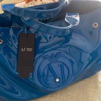 borsa Armani jeans con cartellino blu elettrico