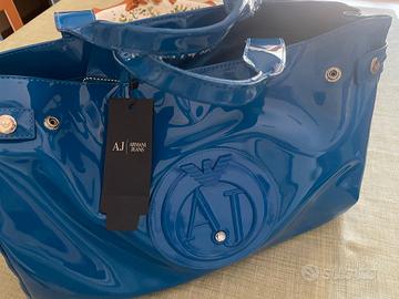 borsa Armani jeans con cartellino blu elettrico