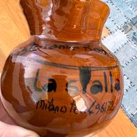 Brocca marrone di ceramica lucida e dipinta
