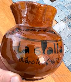 Brocca marrone di ceramica lucida e dipinta