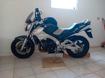 SUZUKI GSR 600 