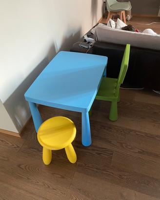 Tavolino e sedute per bambini