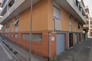 FONDI uso magazzino-box auto a CARRARA centro